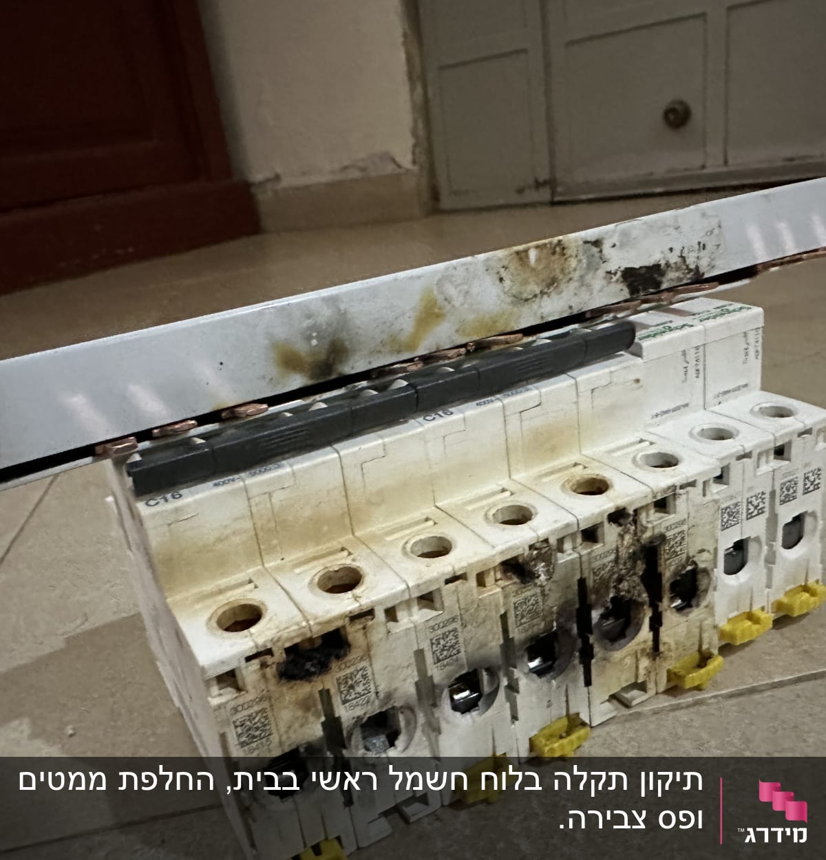 מפסקי חשמל שרופים עם סימני פיח